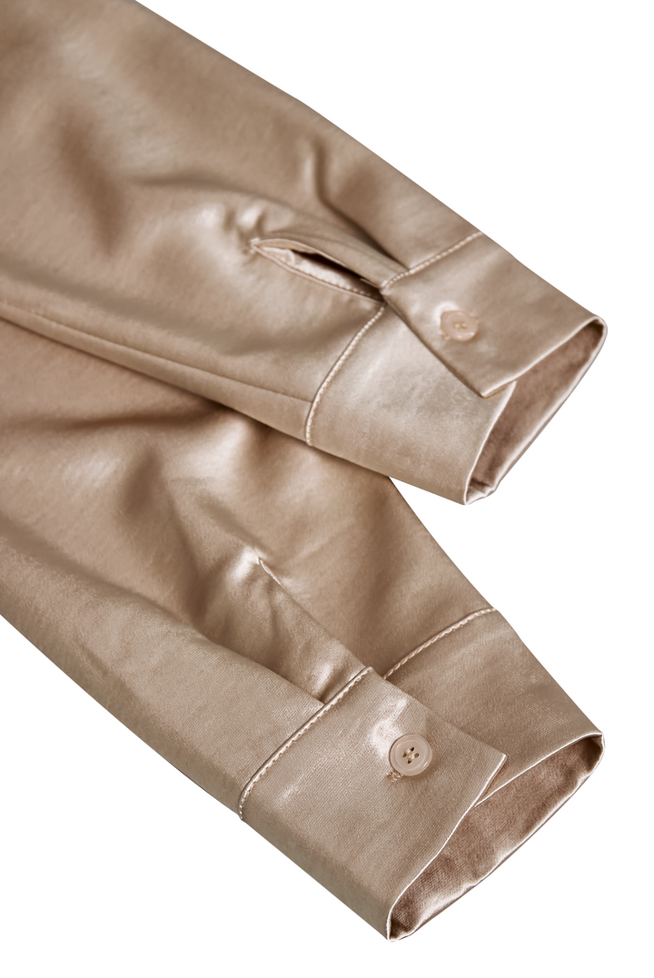 Blouse en satin élégante avec décolleté drapé