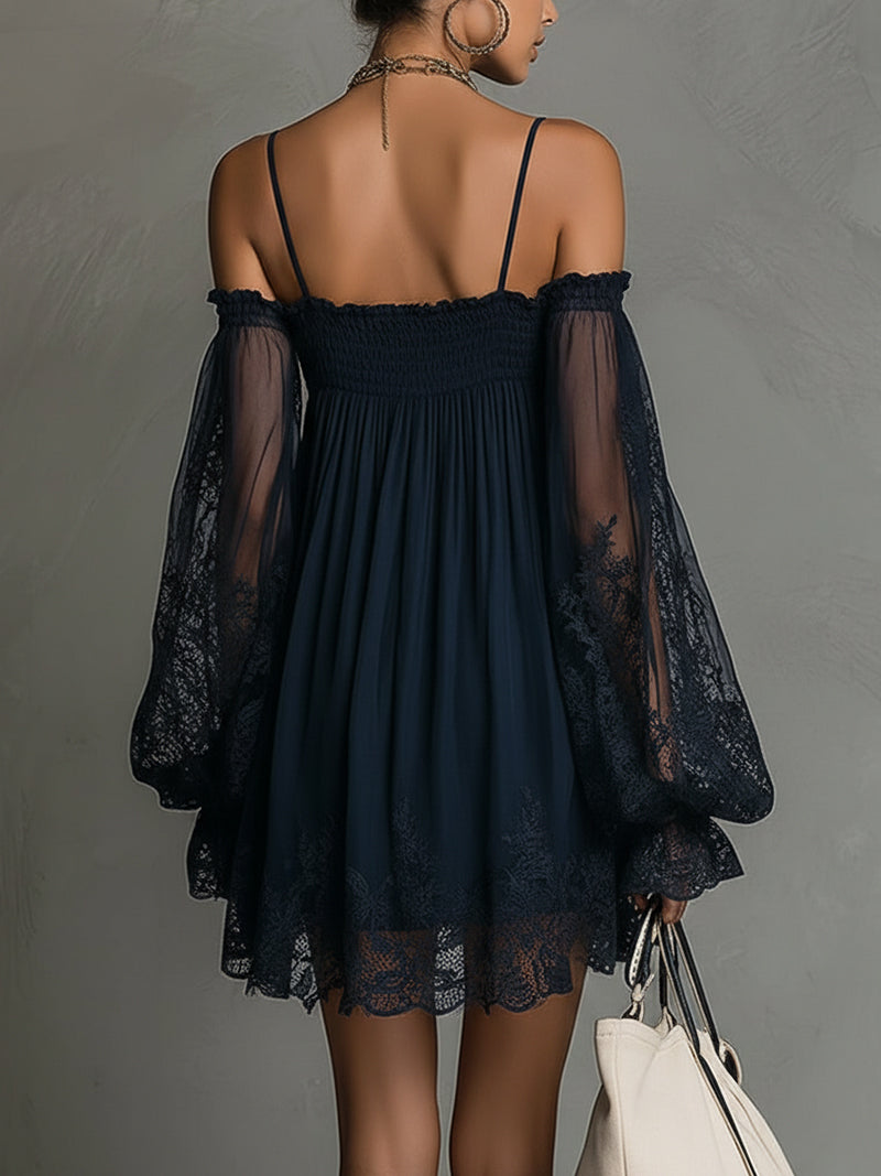 Noemi - Robe mini en chiffon bleu marine avec décolleté épaules dénudées, bord en dentelle et manches transparentes
