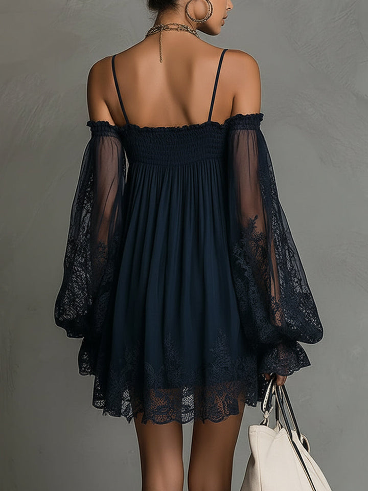 Noemi - Robe mini en chiffon bleu marine avec décolleté épaules dénudées, bord en dentelle et manches transparentes