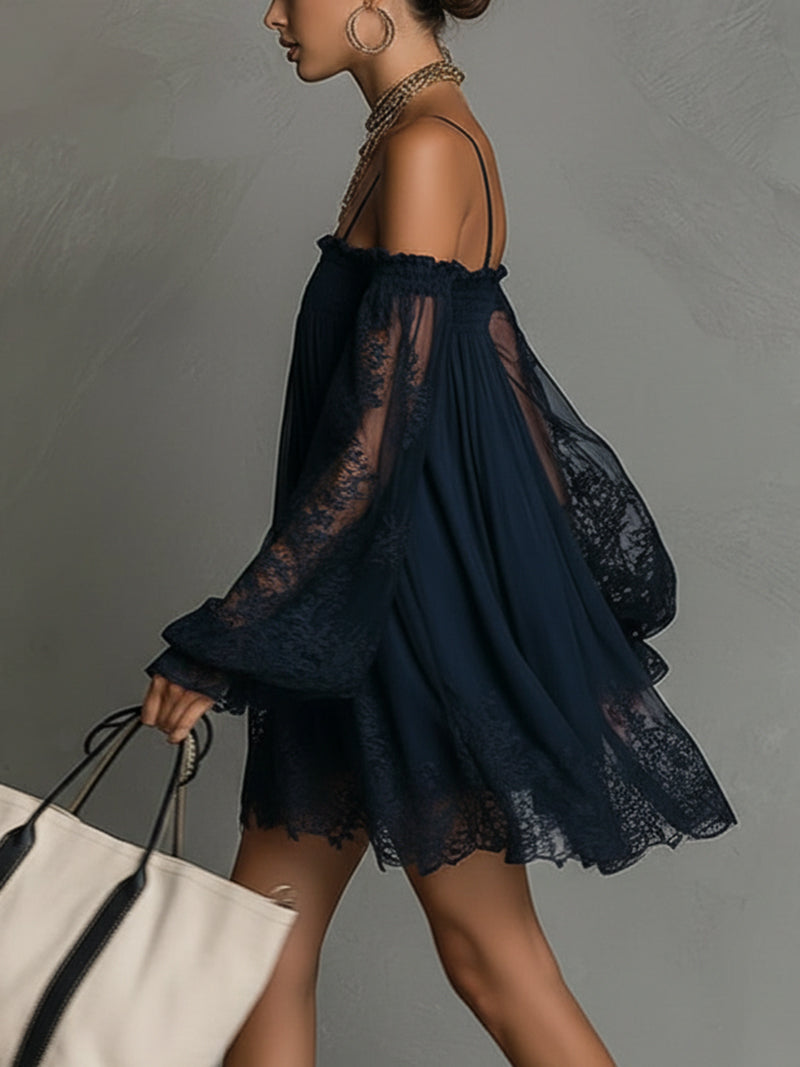 Noemi - Robe mini en chiffon bleu marine avec décolleté épaules dénudées, bord en dentelle et manches transparentes