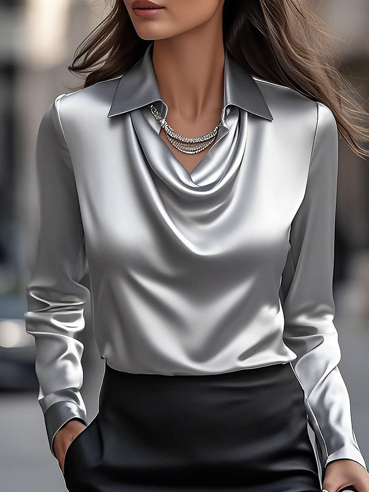 Blouse en satin élégante avec décolleté drapé