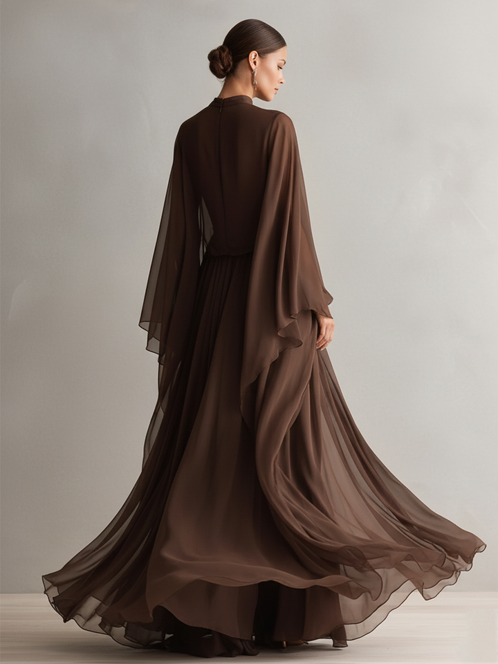 Robe en Chiffon Marron Riche pour Femmes avec Silhouette Maxi Flottante et Design à Cape, Style Élégant et Glamour Moderne