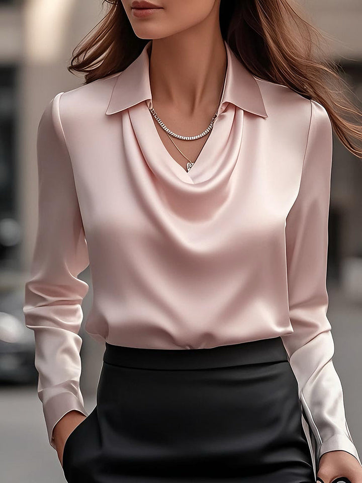 Blouse en satin élégante avec décolleté drapé