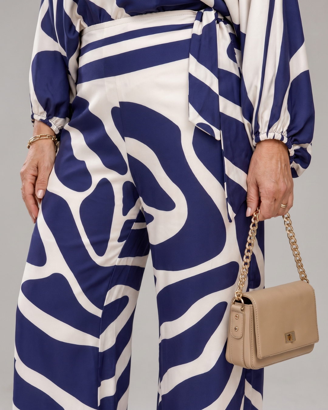 Sulaya | Top Off Shoulder con Stampa Astratta e Pantaloni a Gamba Larga