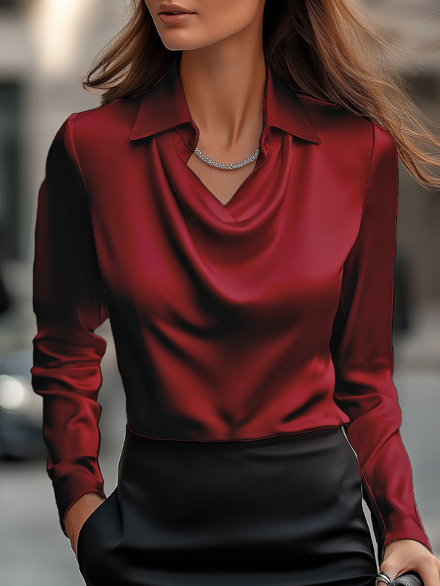 Blouse en satin élégante avec décolleté drapé