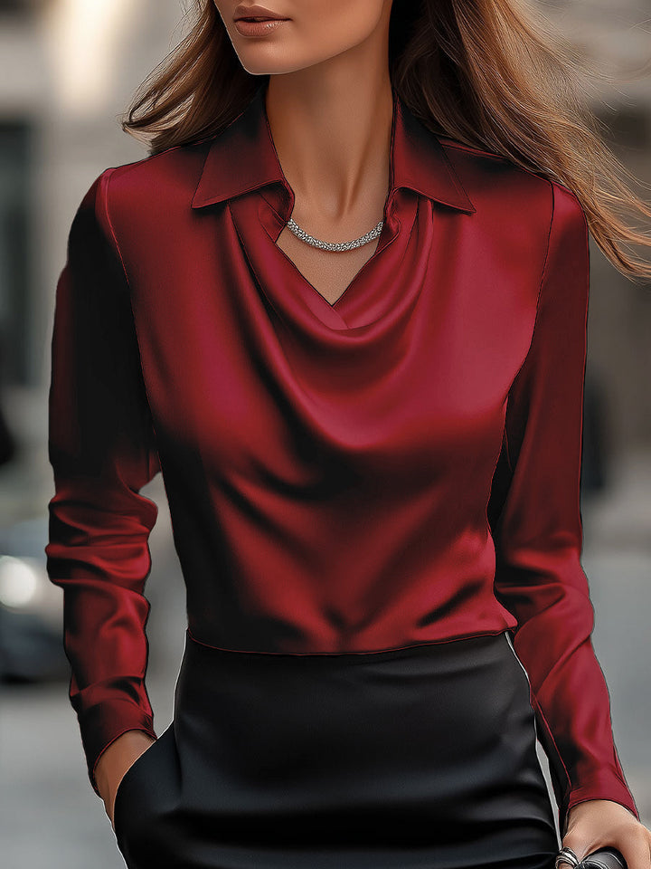 Blouse en satin élégante avec décolleté drapé