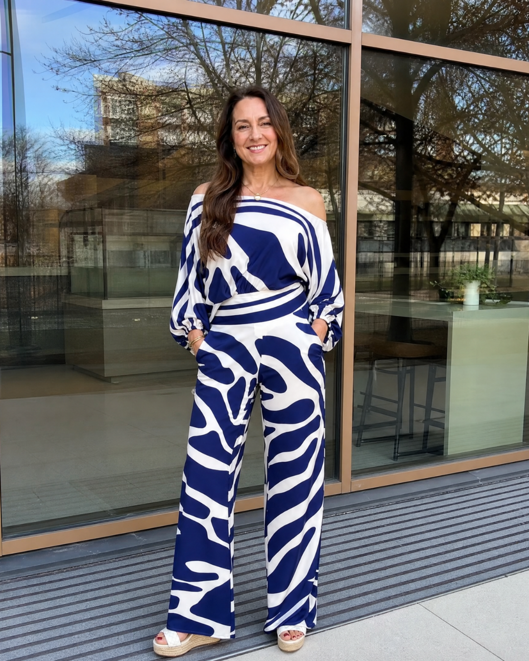Sulaya | Top Off Shoulder con Stampa Astratta e Pantaloni a Gamba Larga
