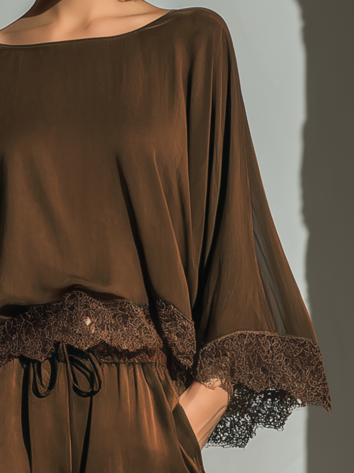 Ensemble Top & Shorts à Col Bateau en Satin Chocolat pour Femmes avec Détails en Dentelle