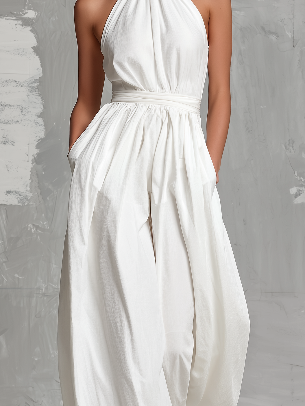 Combinaison élégante blanche tissée, sans manches, à col halter