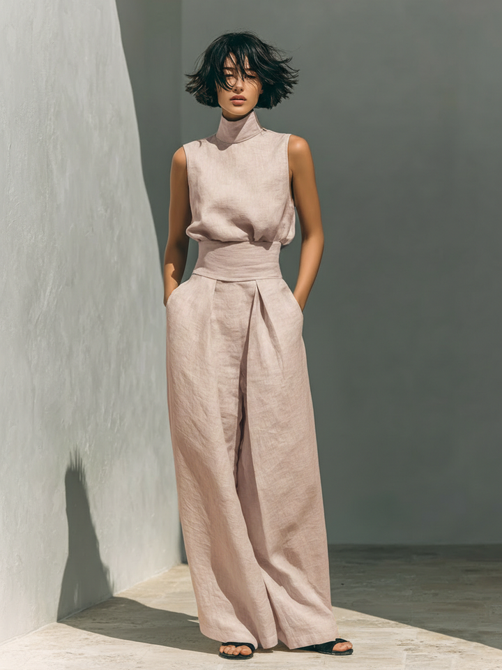 Ensemble composé d'un haut sans manches et d'un pantalon à jambes larges en mélange de coton et de lin.