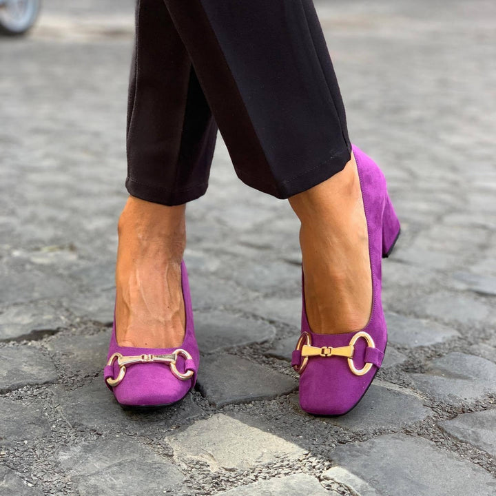 POMPES ÉLÉGANTES AVEC DÉTAILS EN OR