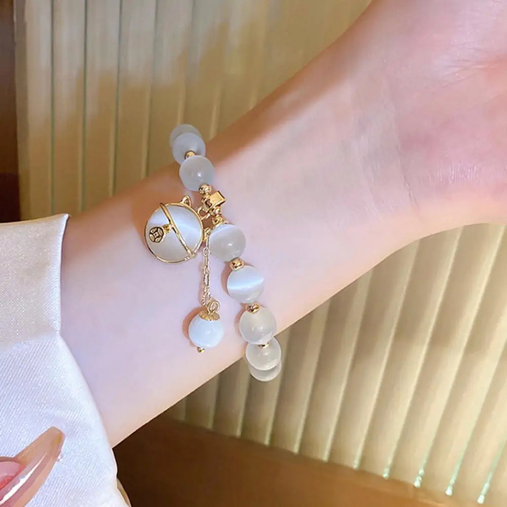 Bracelet en perles avec pendentif chat porte-bonheur