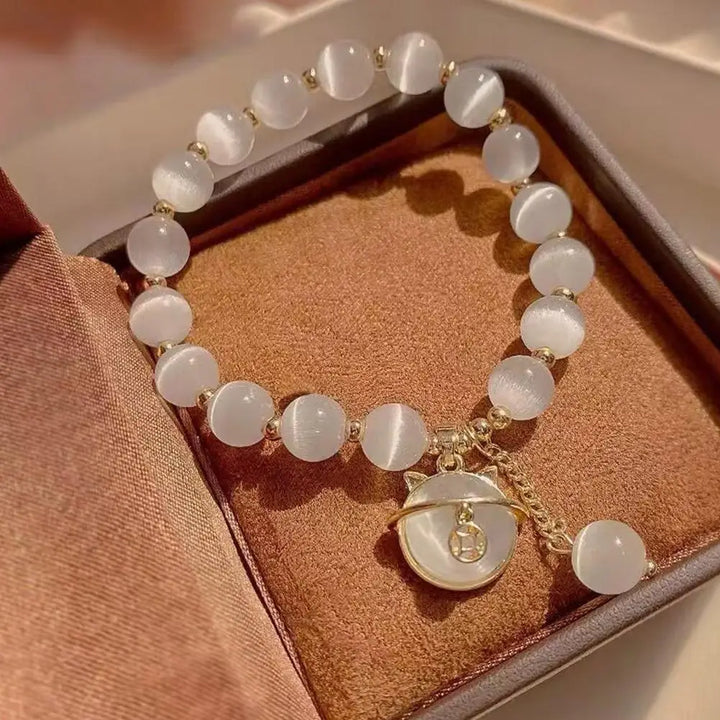 Bracelet en perles avec pendentif chat porte-bonheur