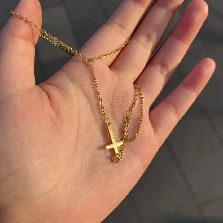 Bracelet à main en croix dorée