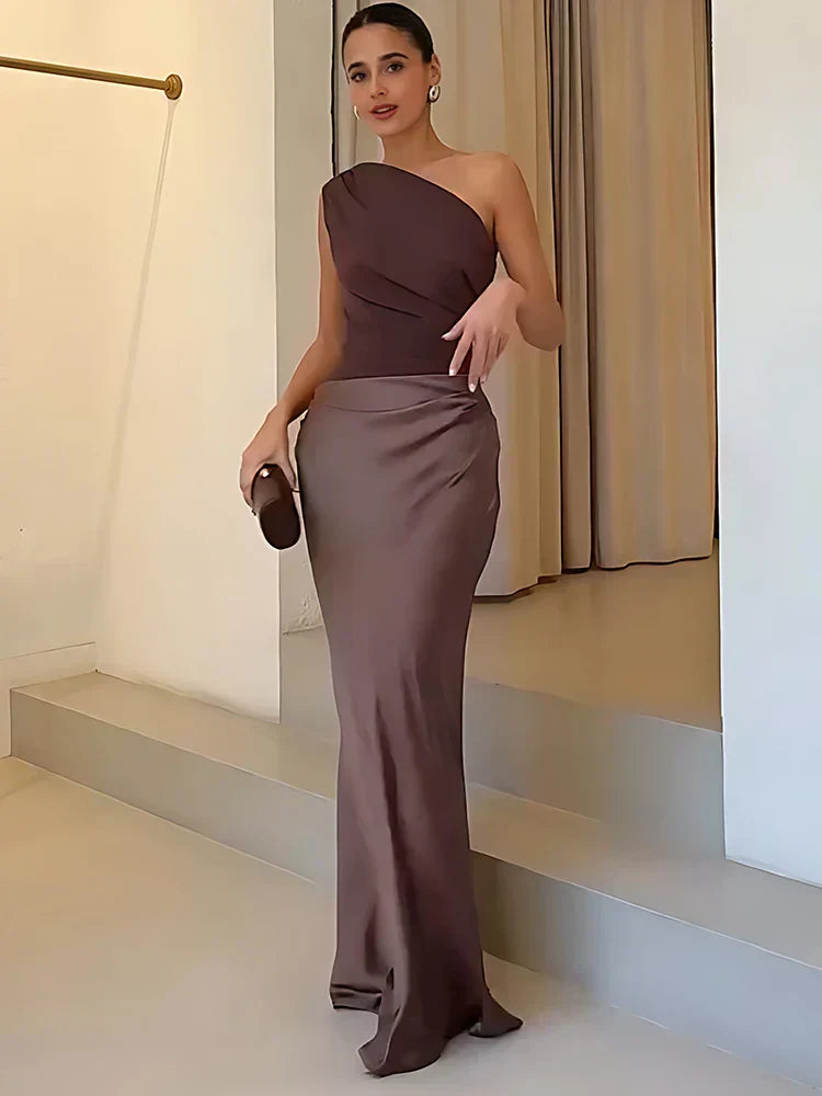 Robe maxi avec des remords en satin