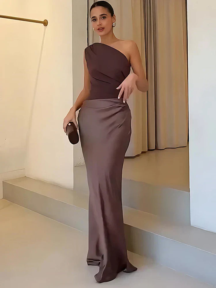 Robe maxi avec des remords en satin