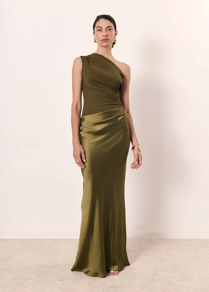 Robe maxi avec des remords en satin