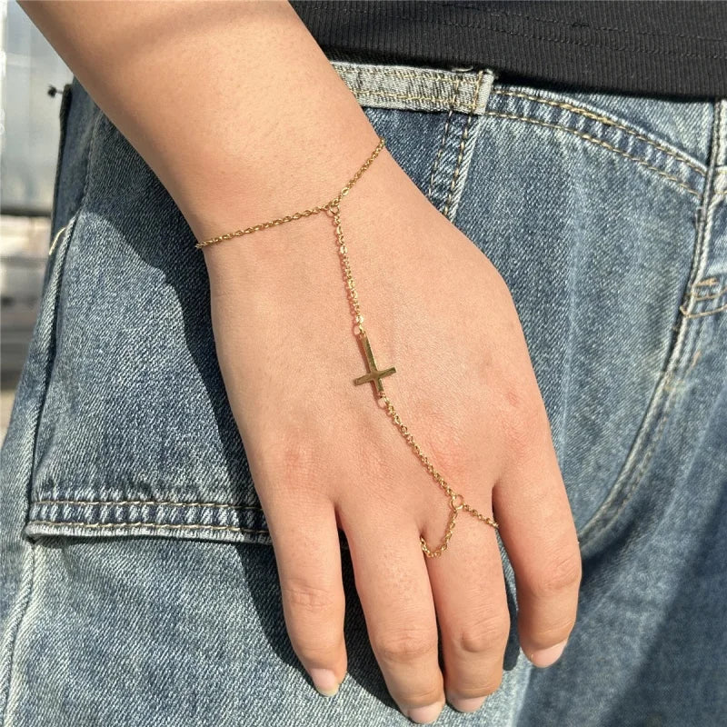 Bracelet à main en croix dorée