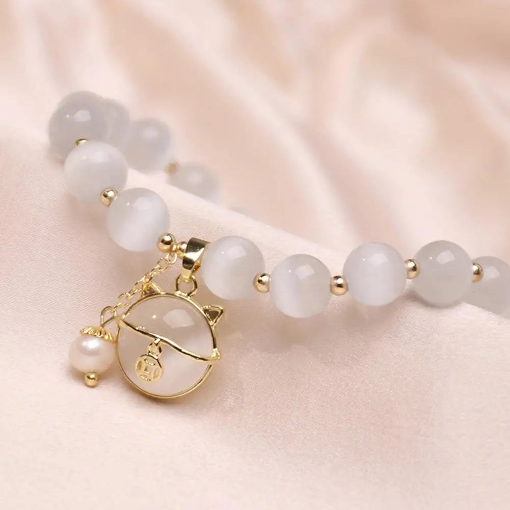 Bracelet en perles avec pendentif chat porte-bonheur