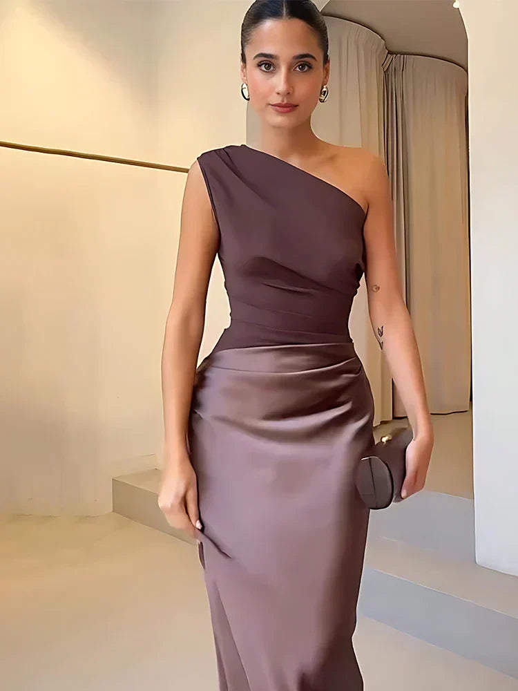 Robe maxi avec des remords en satin