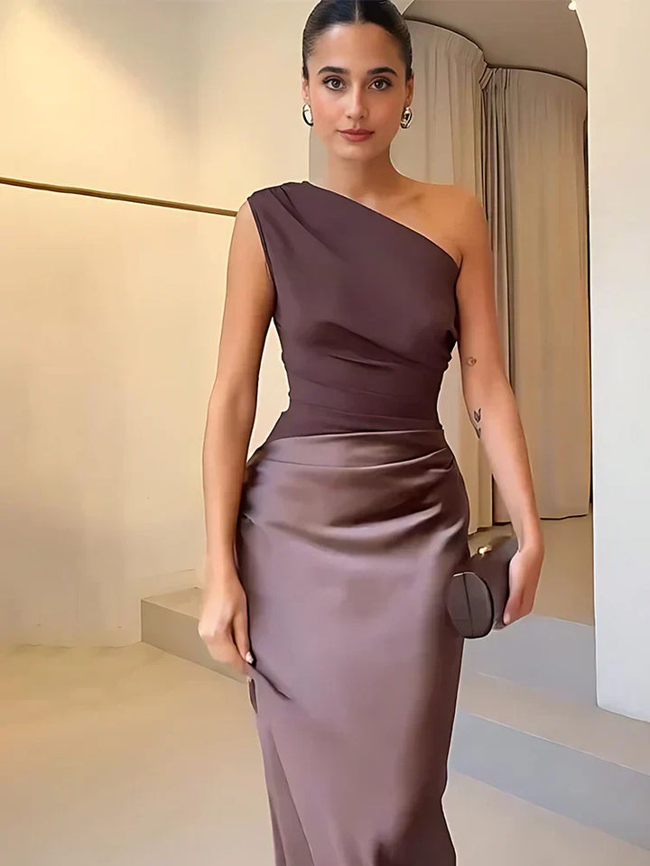 Robe maxi avec des remords en satin