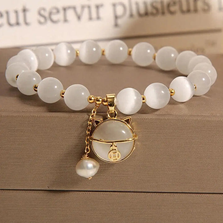 Bracelet en perles avec pendentif chat porte-bonheur