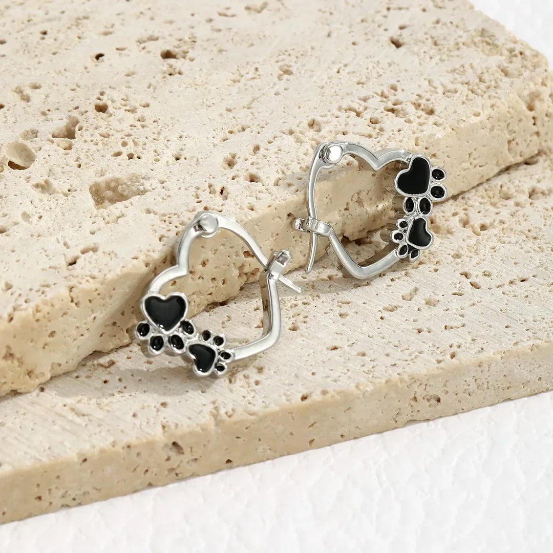 Huggie earrings with heart and black enamel.