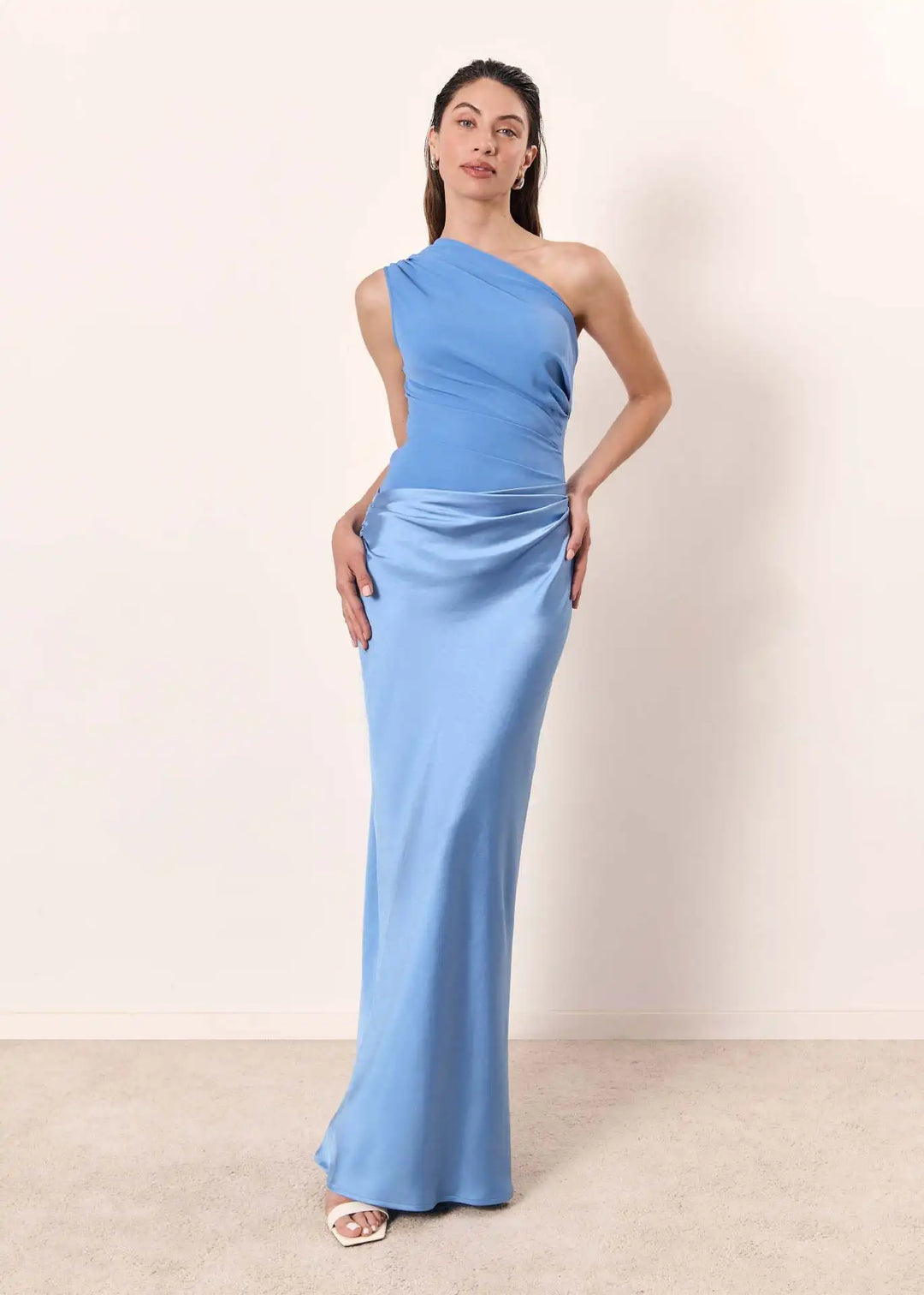 Robe maxi avec des remords en satin