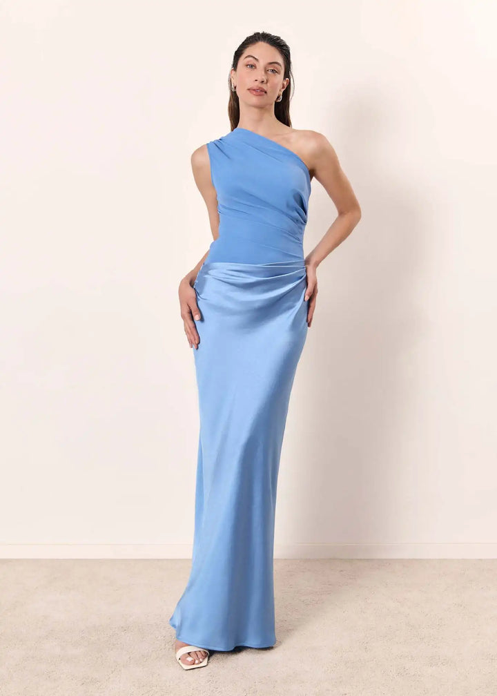 Robe maxi avec des remords en satin