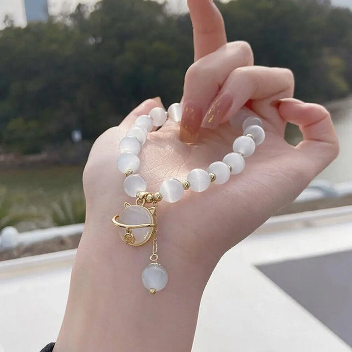 Bracelet en perles avec pendentif chat porte-bonheur