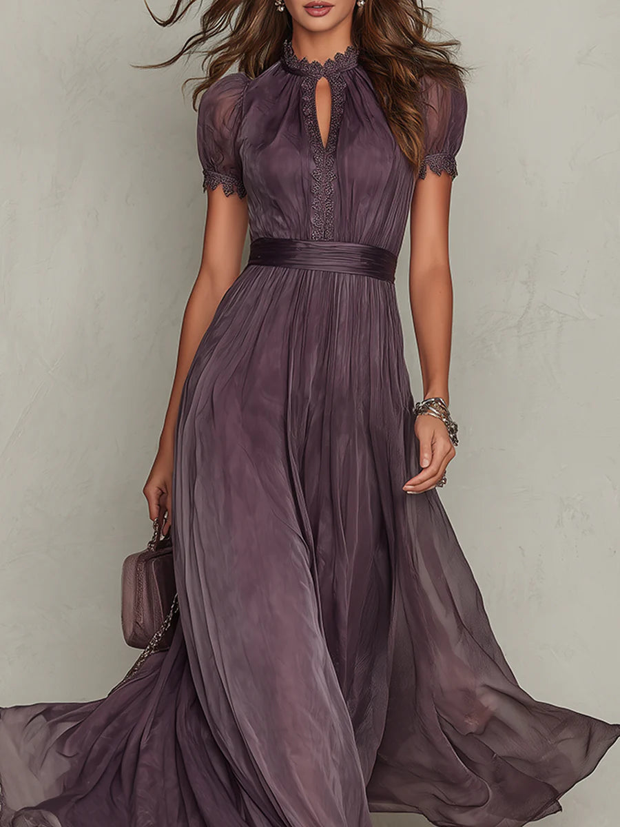 Flavia | Robe longue violette avec décolleté en clé, bord en dentelle de chiffon
