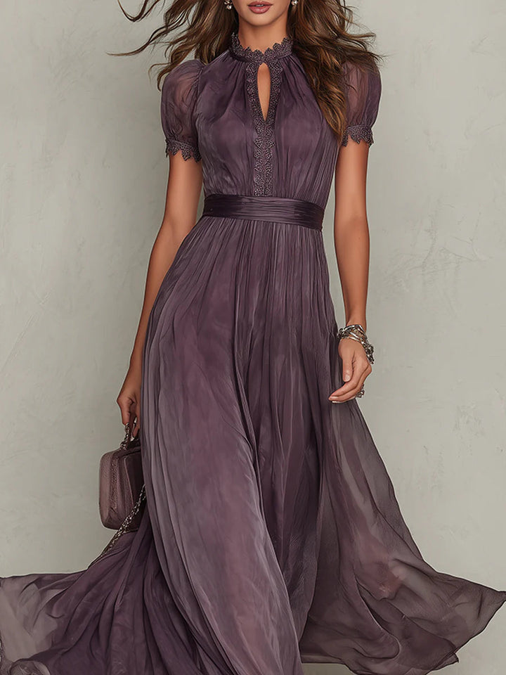 Flavia | Robe longue violette avec décolleté en clé, bord en dentelle de chiffon