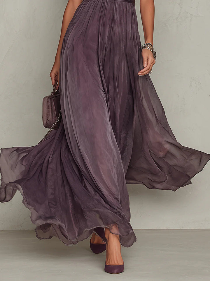 Flavia | Robe longue violette avec décolleté en clé, bord en dentelle de chiffon