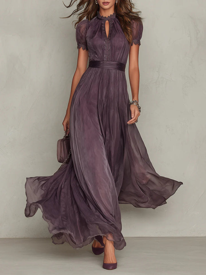 Flavia | Robe longue violette avec décolleté en clé, bord en dentelle de chiffon