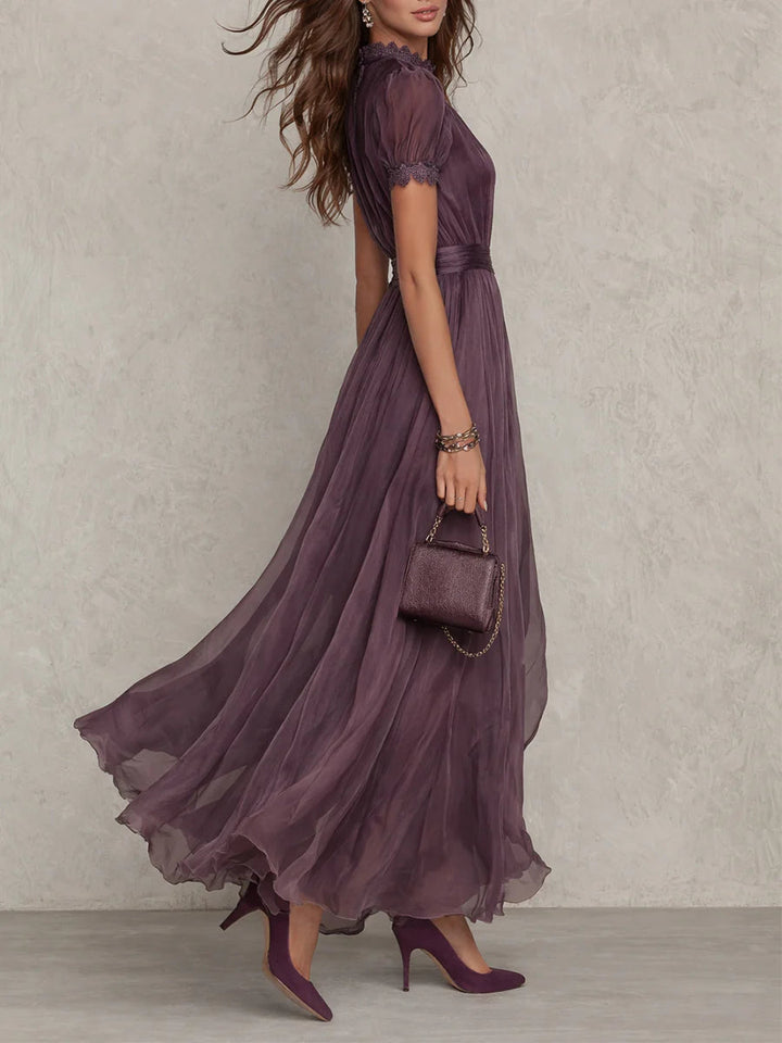 Flavia | Robe longue violette avec décolleté en clé, bord en dentelle de chiffon