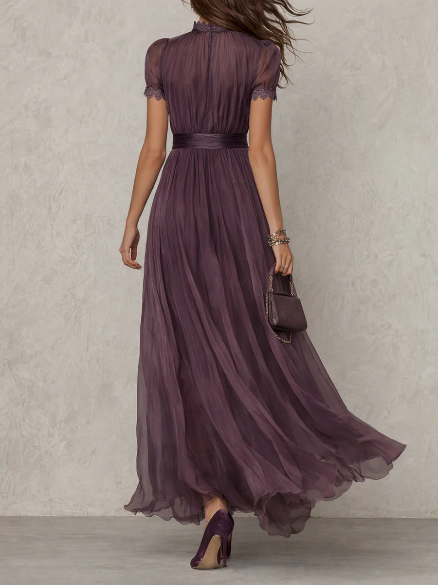 Flavia | Robe longue violette avec décolleté en clé, bord en dentelle de chiffon
