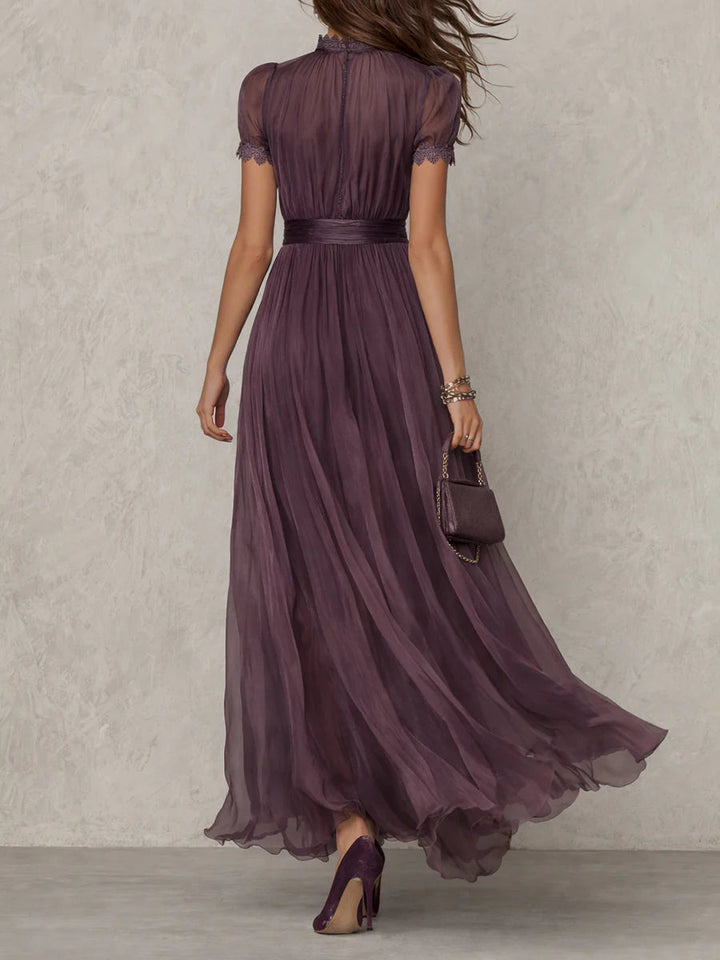 Flavia | Robe longue violette avec décolleté en clé, bord en dentelle de chiffon