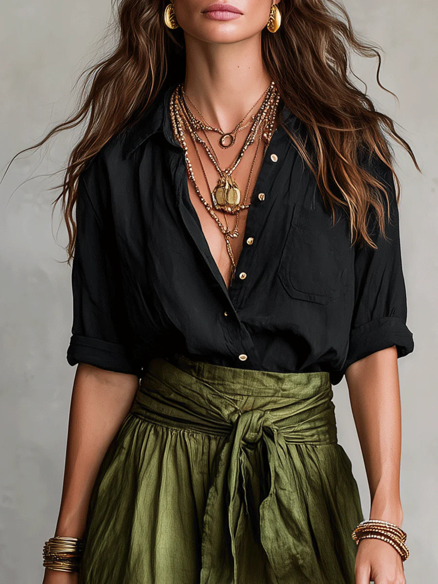 Vera – Ensemble de deux pièces : t-shirt noir et jupe midi vert olive