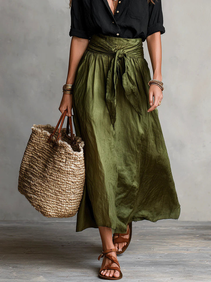 Vera – Ensemble de deux pièces : t-shirt noir et jupe midi vert olive