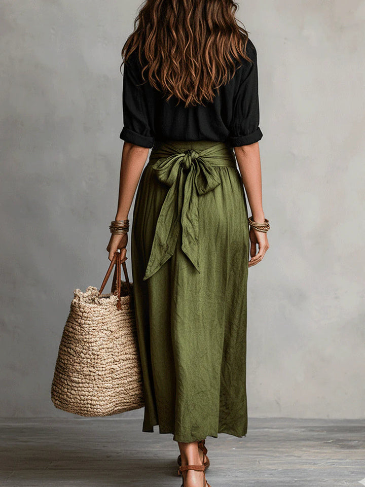 Vera – Ensemble de deux pièces : t-shirt noir et jupe midi vert olive