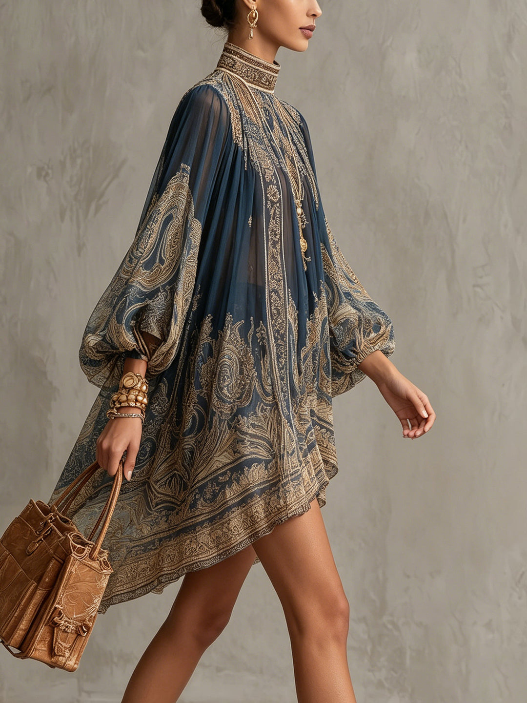 Robe mini bleu marine avec décolleté en chiffon irrégulier et imprimé baroque