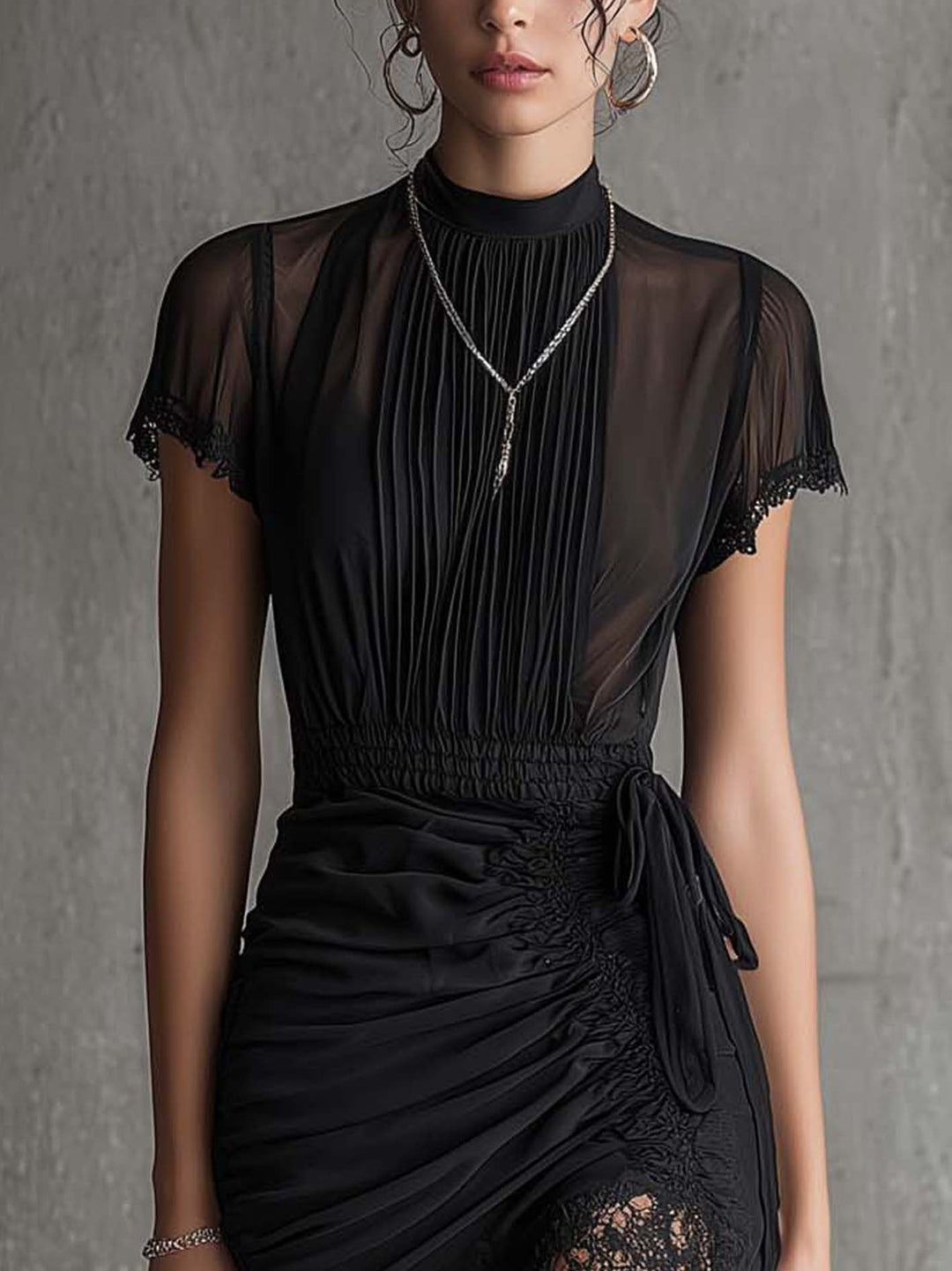 Robe mini en chiffon noir avec taille plissée et bordure en dentelle