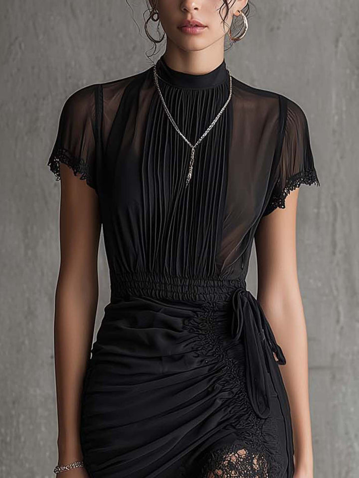 Robe mini en chiffon noir avec taille plissée et bordure en dentelle