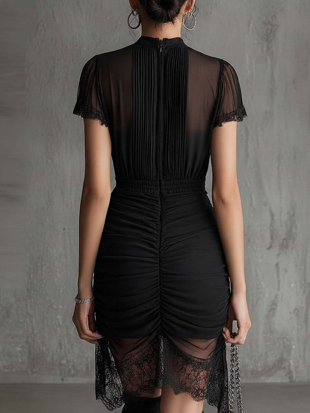 Robe mini en chiffon noir avec taille plissée et bordure en dentelle