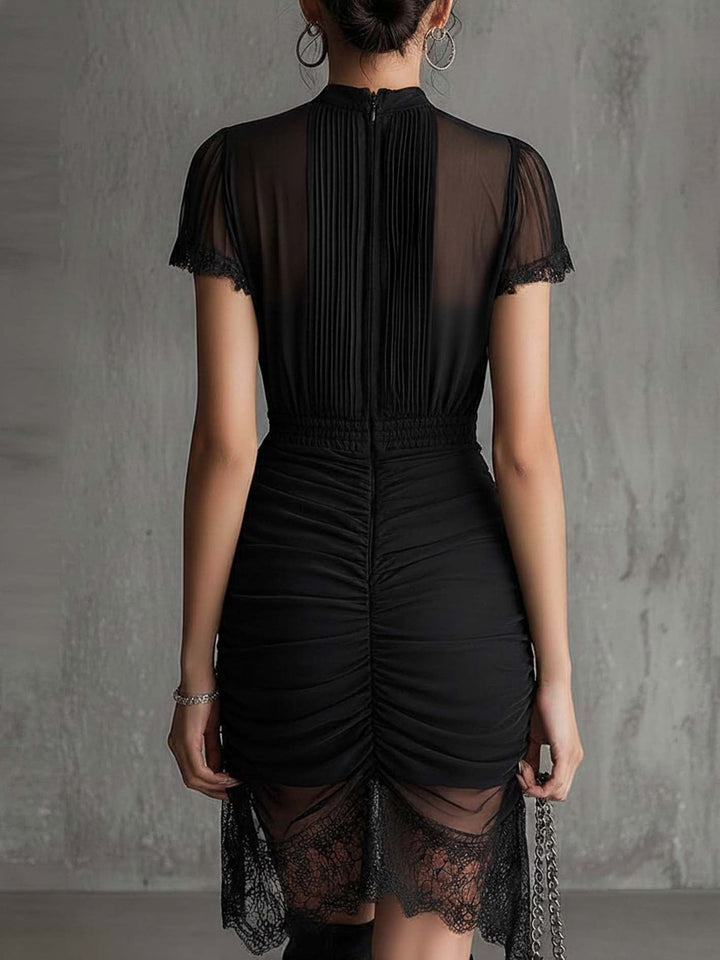 Robe mini en chiffon noir avec taille plissée et bordure en dentelle