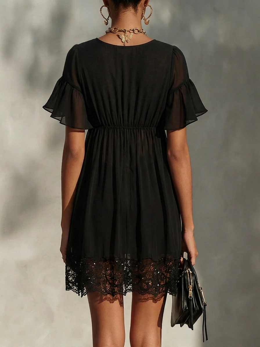 Robe mini noire avec finitions en dentelle, fermée par une fermeture éclair, décolleté en V