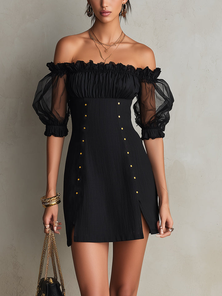 Robe mini noire avec des manches bouffantes et des clous sur les épaules