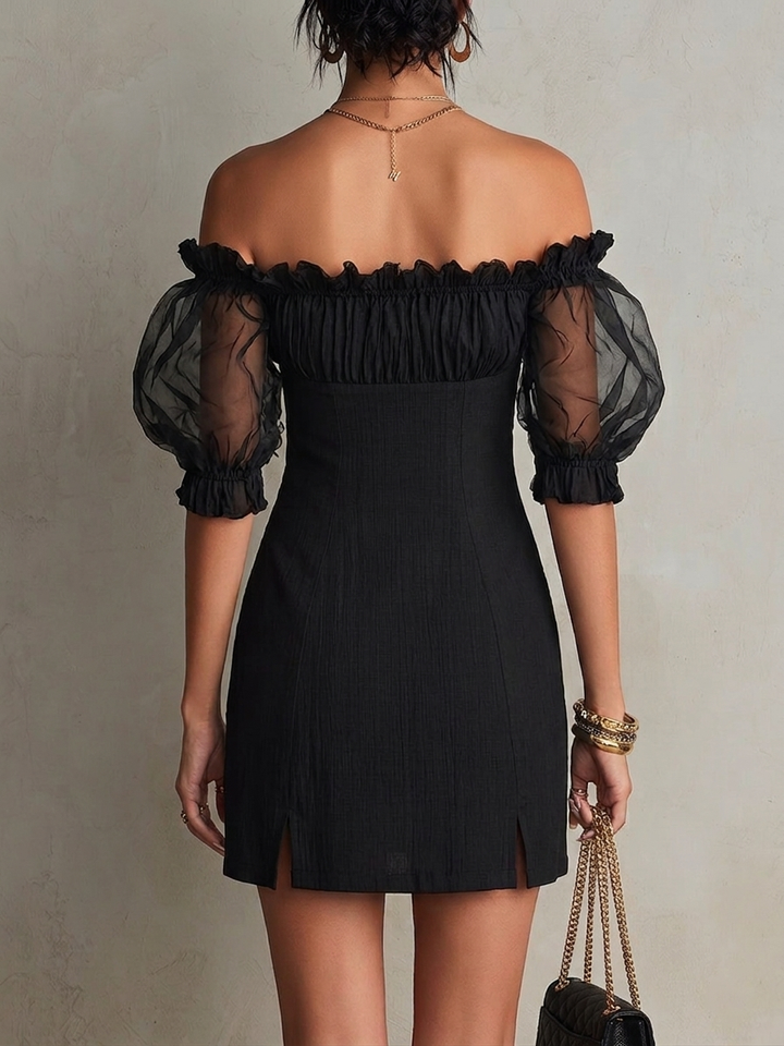 Robe mini noire avec des manches bouffantes et des clous sur les épaules