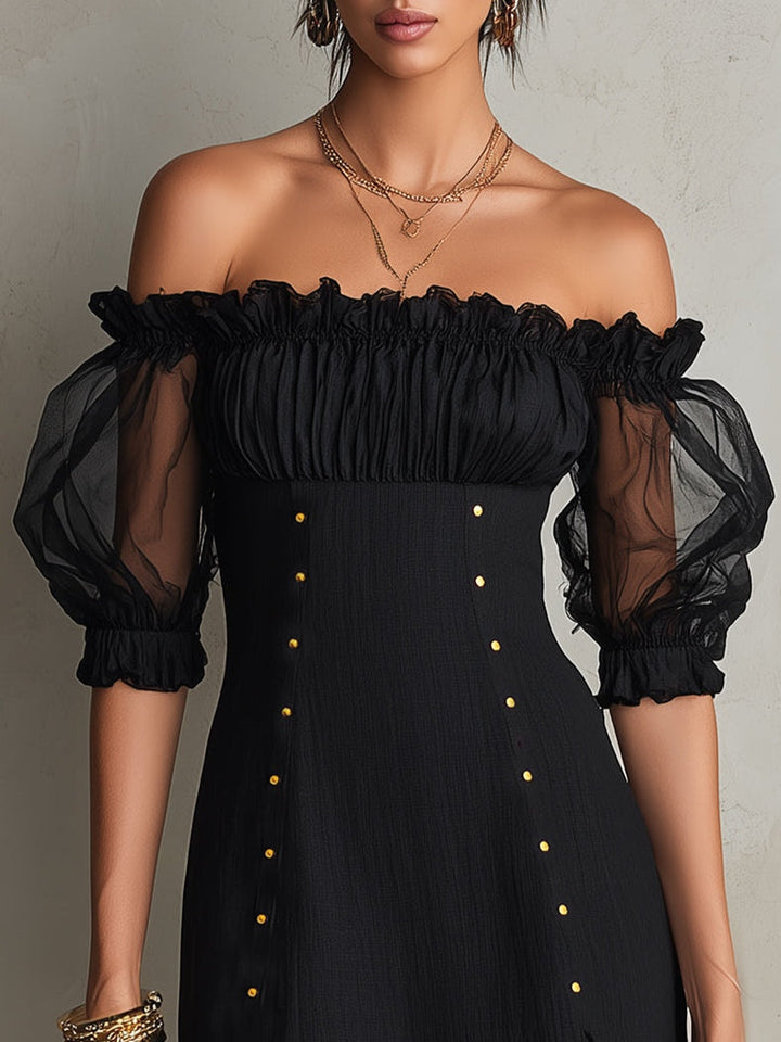 Robe mini noire avec des manches bouffantes et des clous sur les épaules