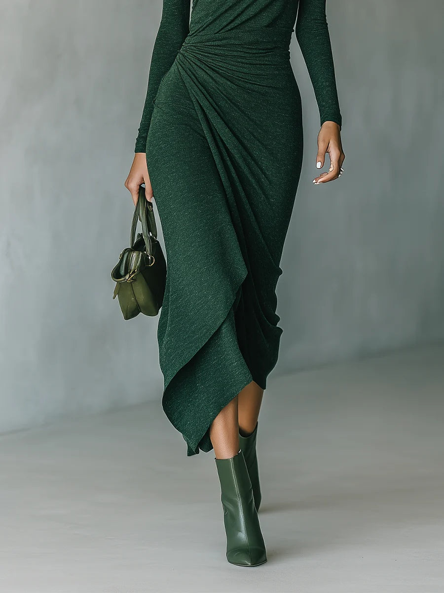 Lenora ∙ Robe midi enveloppante asymétrique avec plis et col haut vert foncé